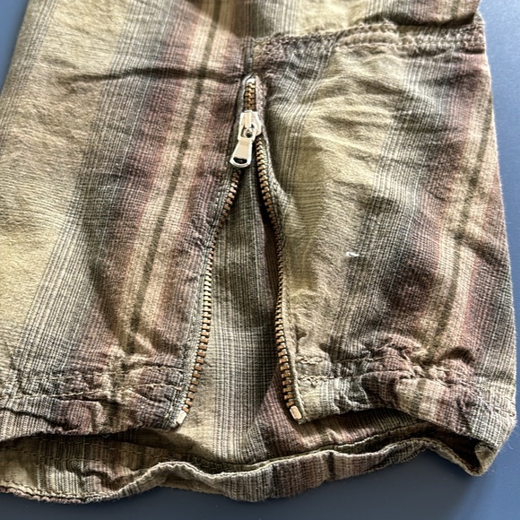 Funky!! These transit par-such capris are plaid with pockets, zippers and buckle - Picture 4 of 7